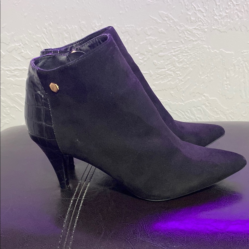 Jaclyn Smith Black Ankle Boots with Elegant Design - Picture 6 of 16